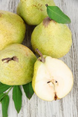 Ahşap zemin üzerinde armutlar