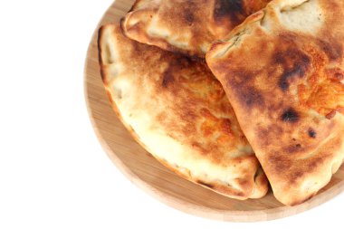 Pizza calzones ahşap tahta üzerinde beyaz izole üzerinde