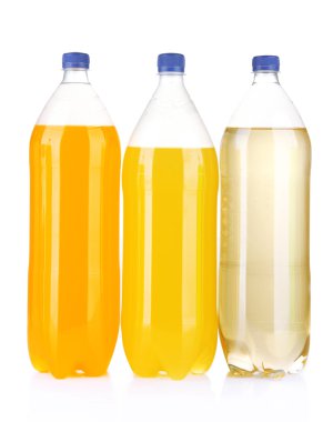 beyaz izole lezzetli içecekler şişe çeşitleri