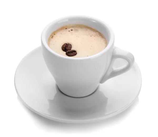Чашка кофе с кофейными зёрнами, изолированная на белом — стоковое фото