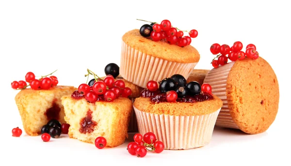 Muffins saborosos com bagas isoladas em branco — Fotografia de Stock