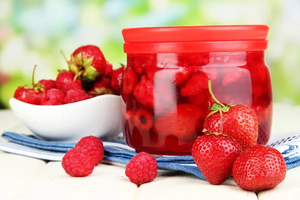 Hausgemachte Beerenmarmelade auf Holztisch auf hellem Hintergrund — Stockfoto