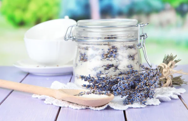 Tarro de azúcar de lavanda y flores de lavanda fresca sobre fondo brillante —  Fotos de Stock