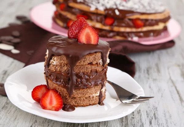 Torta al cioccolato con fragola sul tavolo di legno primo piano — Foto Stock