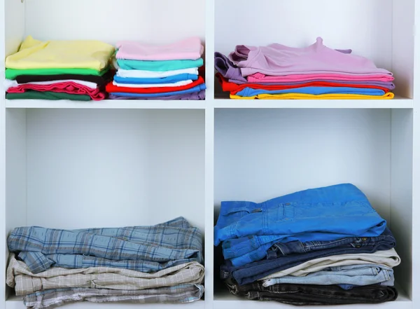 Одяг акуратно складений на полицях — стокове фото
