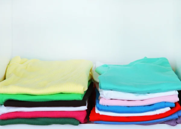 Clothes neatly folded on shelves — Stockfoto