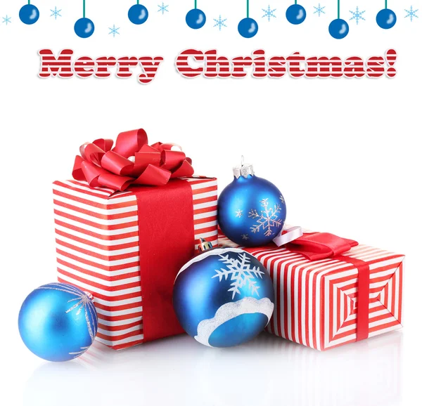Kleurrijke rode geschenken met blauwe kerstballen geïsoleerd op wit — Stockfoto
