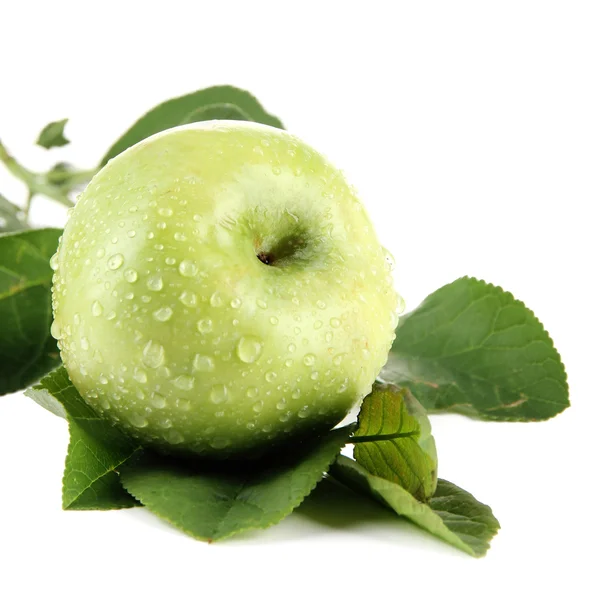 Saftigt grönt äpple med blad, isolerad på vit — Stockfoto