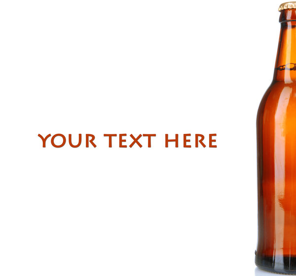 Бутылка пива изолирована на белом
