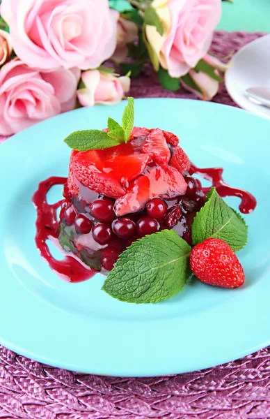 Tasty jelly dessert with fresh berries, on bright background — Stock Photo, Image