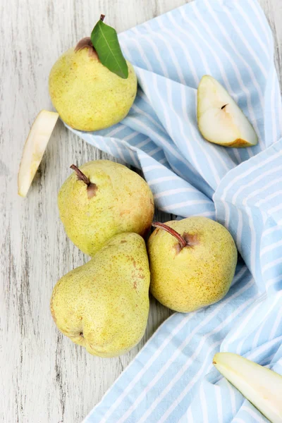 Pears on napkin on wooden background — Stock Photo, Image