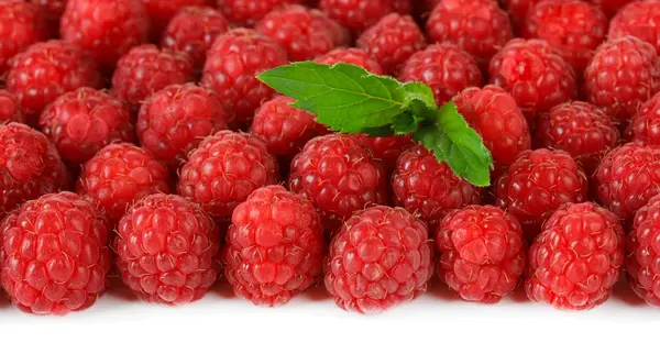 Reife süße Himbeeren isoliert auf weiß — Stockfoto