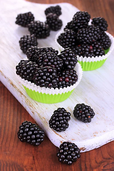 Sladký blackberry na dřevěný stůl — Stock fotografie