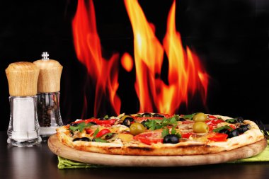 lezzetli pizza ile baharat yangın zemin üzerine ahşap tablo