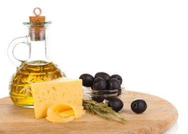 rosemary, zeytinyağı ve gemide izole üzerinde beyaz peynir beyaz kase Siyah Zeytin