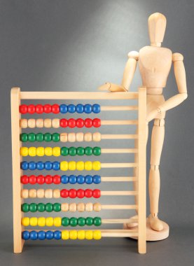 parlak oyuncak abaküs ve gri arka plan üzerine tahta kukla