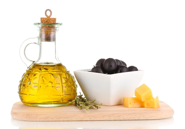 Aceitunas negras en tazón blanco con romero, aceite de oliva y queso a bordo aisladas sobre blanco —  Fotos de Stock