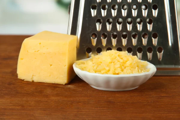 Металева тертка та сир на яскравому фоні — стокове фото