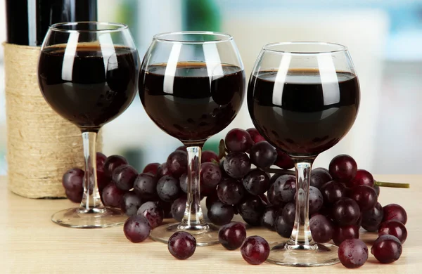 Vino rosso in vetro su sfondo camera — Foto Stock