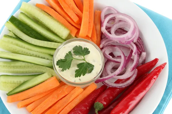 Bâtonnets de légumes crus assortis dans une assiette close up — Photo