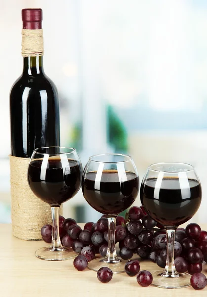 Rotwein im Glas auf Zimmerhintergrund — Stockfoto