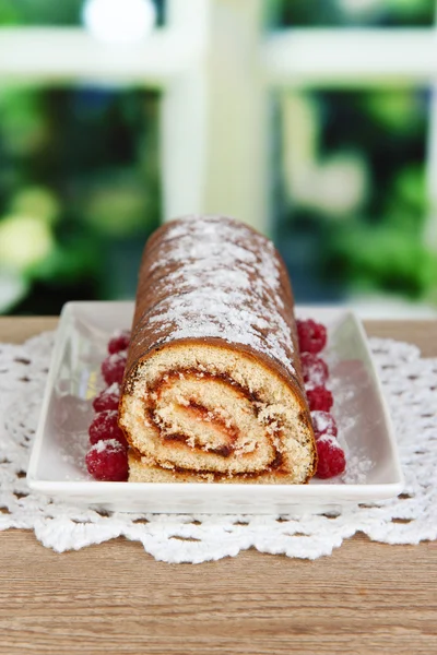 Sladký roll na desku stolu v pokoji — Stock fotografie