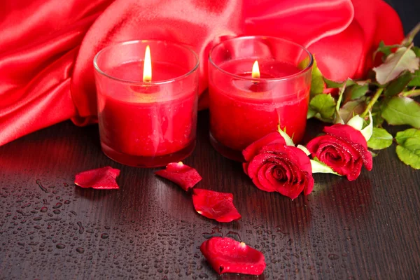 Vackra romantiska röda ljus med blommor, närbild — Stockfoto