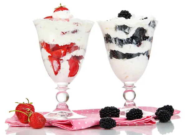 Натуральний йогурт зі свіжими ягодами ізольовані на білому — стокове фото