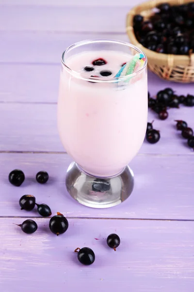 Vynikající mléčný koktejl s blackberry na dřevěný stůl detail — Stock fotografie