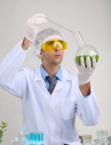 Joven científico de laboratorio trabajando en laboratorio —  Fotos de Stock