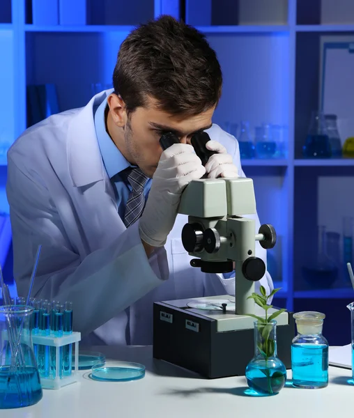 Joven científico de laboratorio trabajando en laboratorio — Foto de Stock