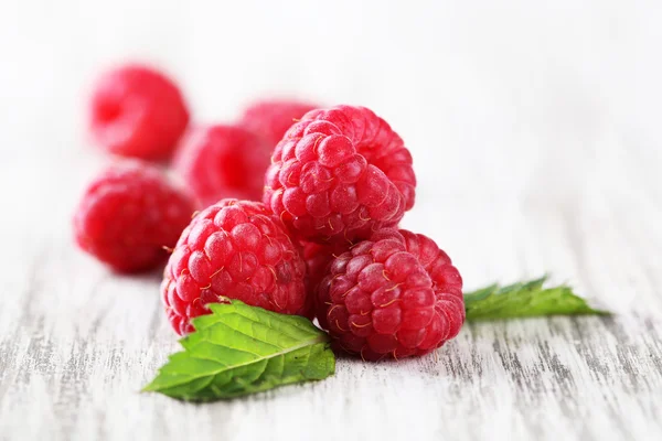 Ripe sweet raspberries on wooden background — Stock Photo, Image