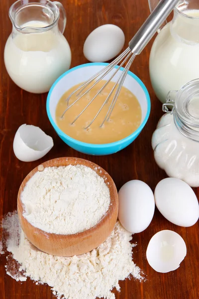 Ingredience na těsto na dřevěný stůl detail — Stock fotografie