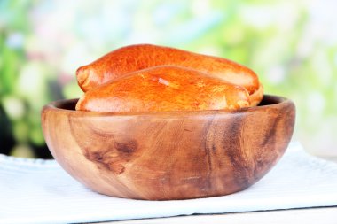 parlak zemin üzerine ahşap masa üzerinde ahşap kase taze pişmiş pasties