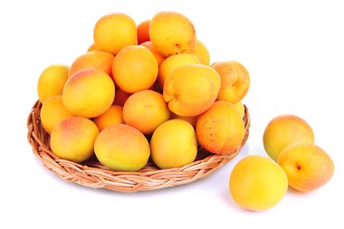 verse natuurlijke abrikoos in rieten mand geïsoleerd op wit