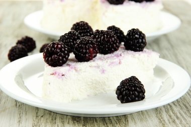 Cheesecake ahşap masa portre üzerinde beyaz tabak taze çilek ile