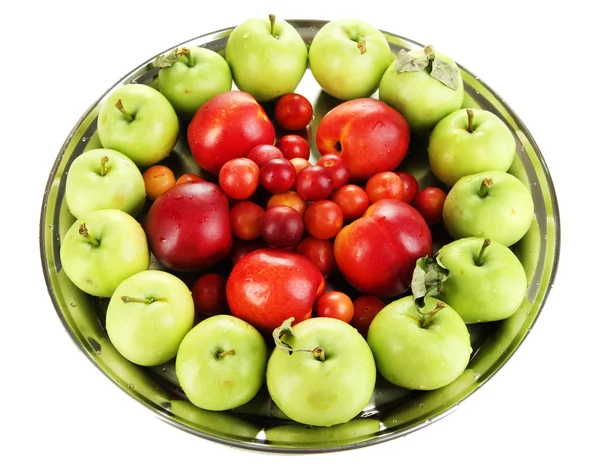 Sortiment av saftiga frukter på plattan, isolerad på vit — Stockfoto