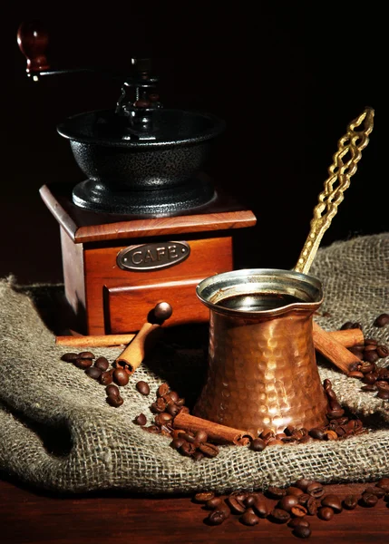 Macchina per il caffè su sfondo scuro — Foto Stock
