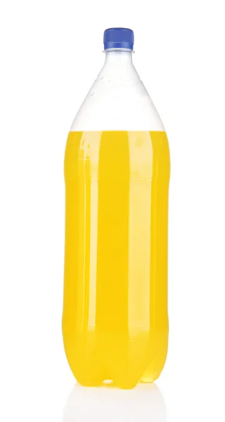 Μπουκάλι με γευστικά ποτό, που απομονώνονται σε λευκό — Φωτογραφία Αρχείου