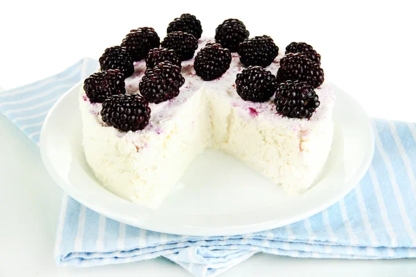 Cheesecake with fresh berries on white plate closeup — Stock Photo, Image