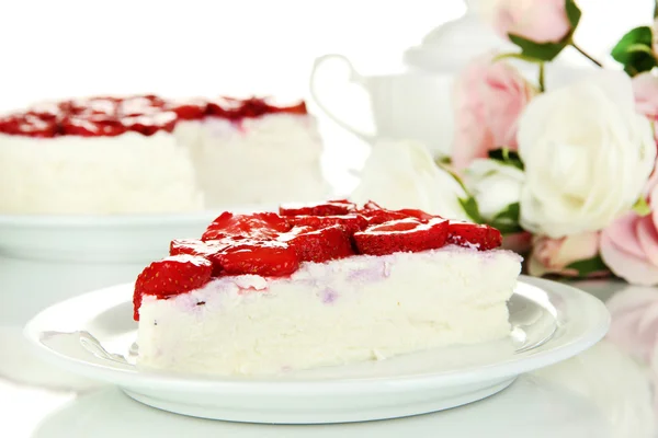Cheesecake with fresh strawberry on white plate closeup — Stock Photo, Image