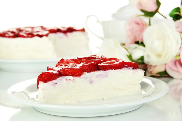 Käsekuchen mit frischen Erdbeeren auf weißem Teller Nahaufnahme — Stockfoto