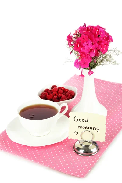 Beau bouquet de phlox avec tasse de thé isolé sur blanc — Photo