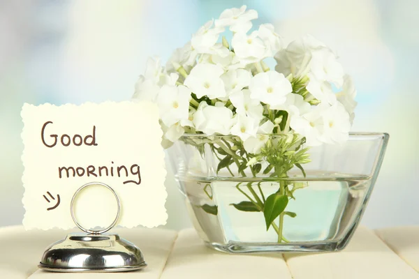 Букет флокса в чаше на столе на светлом фоне — стоковое фото