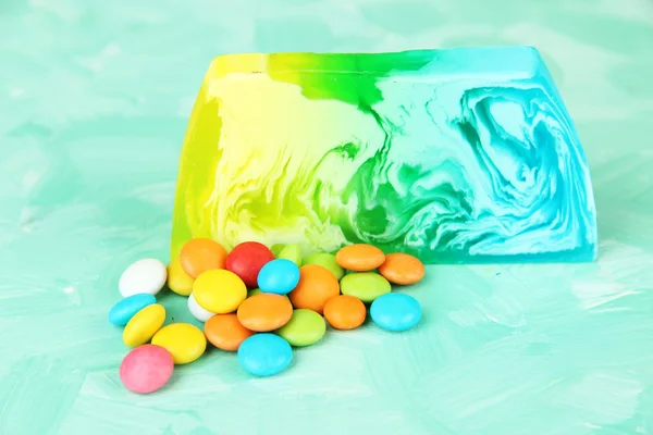 Кусок мыла ручной работы со вкусом конфет, на ярком фоне — стоковое фото