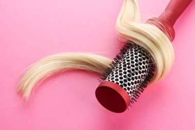 saçları, pembe bir arka plan üzerinde fırça tarak