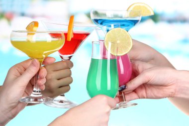 kokteyller havuz zemin üzerine ellerinde