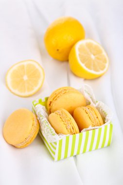 Beyaz kumaş yakın çekim üzerinde macaroons