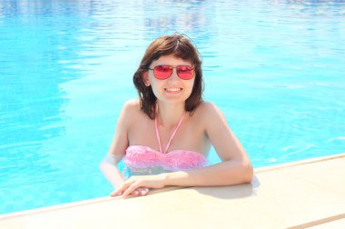 Yüzme havuzunda rahatlatıcı