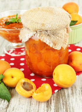 cam ve ahşap zemin üzerinde taze kayısı kayısı